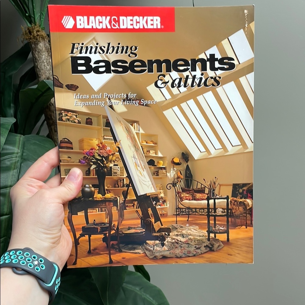 Softcover Black & Decker Finishing Basement & Attics Home Accents Book Projects
